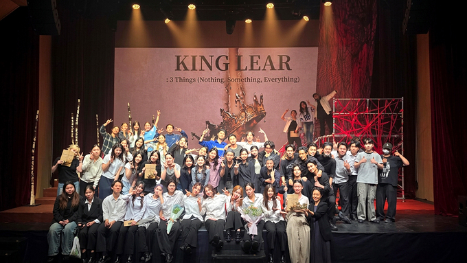 ▲ 정화예술대학교 연기전공 학생들이 제34회 젊은연극제 수상작 ‘King Lear : 3 Things (Nothing, Something, Everything)’ 공연을 마친 뒤 기념 촬영을 하고 있다.